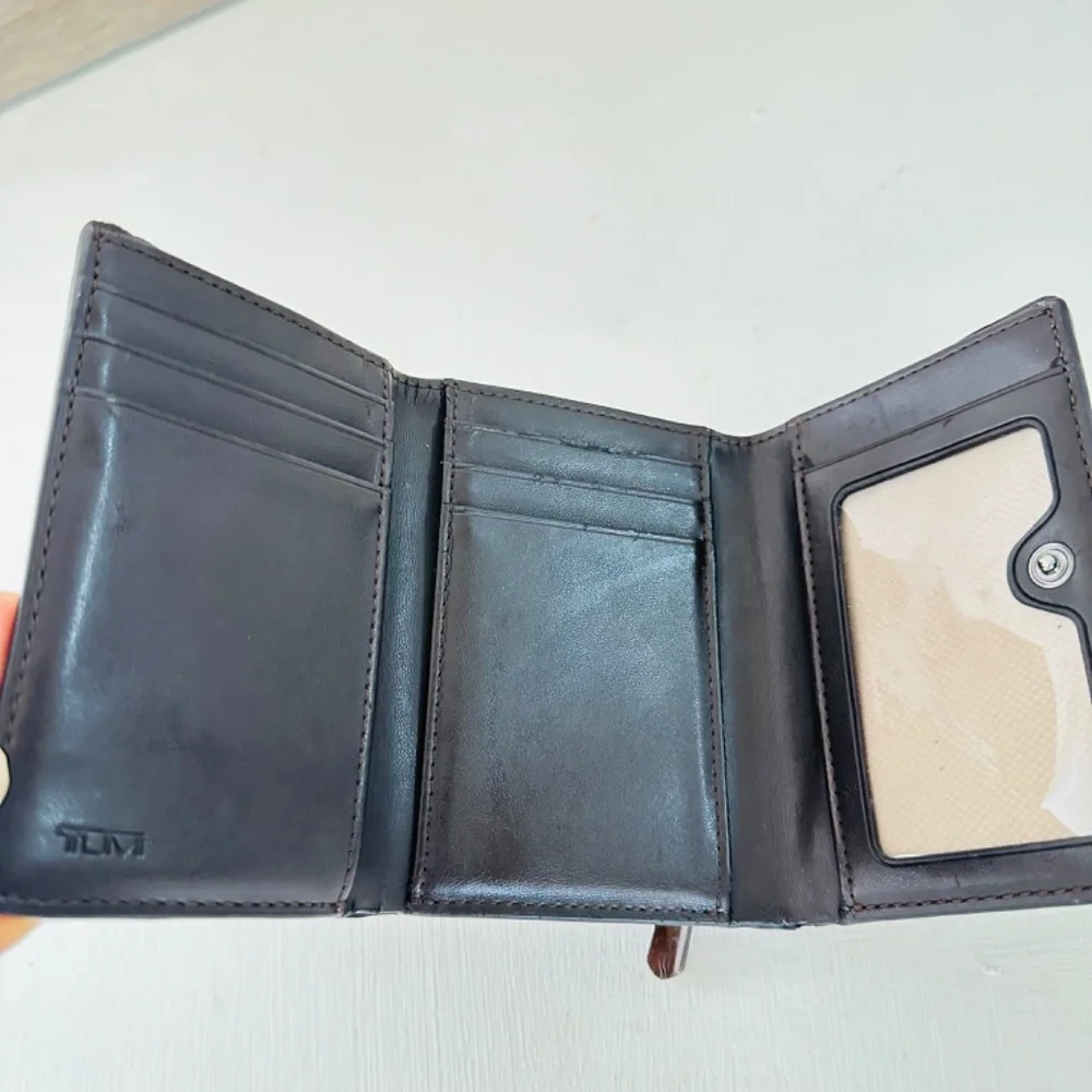 Tumi Crafted from leather, this refined and durable tri-fold wallet offers super